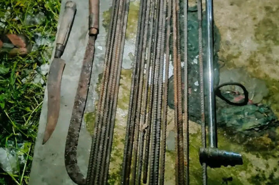 গভীর রাতে বশেমুরবিপ্রবি থেকে দেশীয় অস্ত্র উদ্ধার