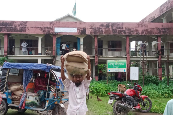 বাউফলের নওমালায় ভিডব্লিউবির চাল পেয়ে স্বস্তিতে ১৭৯ পরিবার