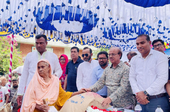 রাণীনগরে জিআর চাল ও কৃষি প্রণোদনা বিতরণ