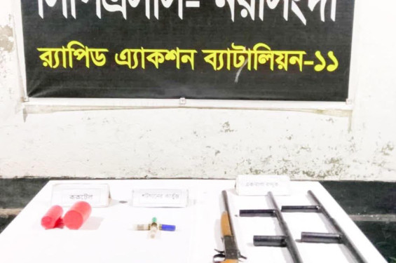 নরসিংদীতে মাদকের স্পটে র‍্যাবের অভিযান, ঝোঁপ থেকে মিলল বন্দুক,পাইপগান,ককটেল ও কার্তুজ