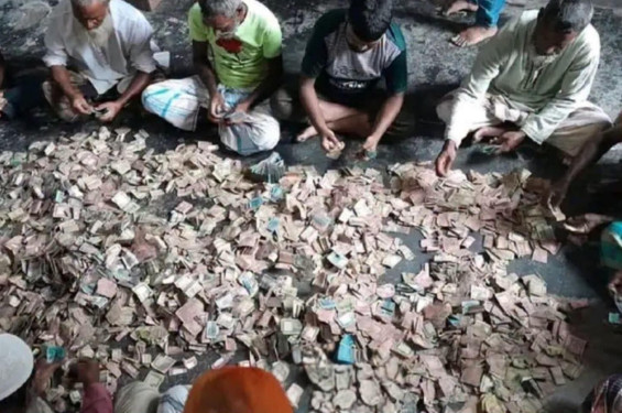 কিশোরগঞ্জে ৫০০ বছরের পুরোনো চাঁদ খোসাল মসজিদের দানবাক্স খুলে পাওয়া গেল পৌনে ৭ লাখ টাকা