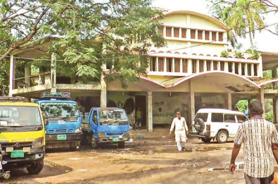 টাঙ্গাইলের 'ভাসানী হল': ট্রাকস্ট্যান্ডের দখলে সাংস্কৃতিক প্রাণকেন্দ্র