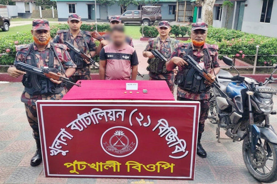 ভারতে পাচারের সময় বেনাপোলে সাড়ে ৯০ লাখ টাকার সোনাসহ পাচারকারী আটক