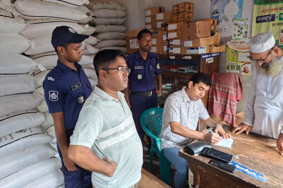 বাউফলে সরকারি দামের চেয়ে বেশি দামে সার বিক্রি: ভ্রাম্যমাণ আদালতে ৩ ডিলারের জরিমানা