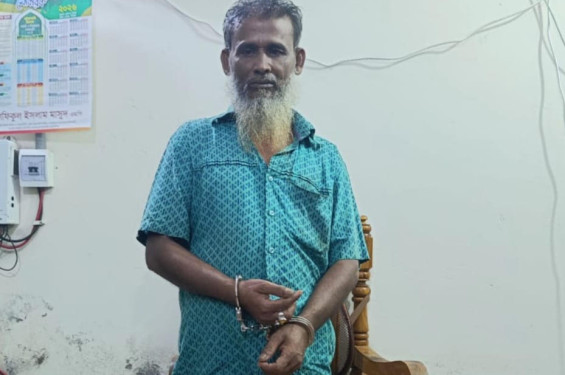 বাউফলে ৪ বোতল ‘রেকটি’ সিরাপসহ ১ জন আটক, উদ্ধার হলো বিক্রির টাকা