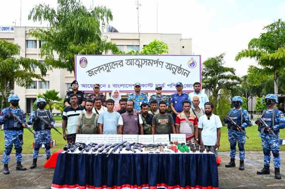 সুন্দরবনের ‘নানা ভাই’ বাহিনীর প্রধানসহ ১২ জনের আত্মসমর্পণ
