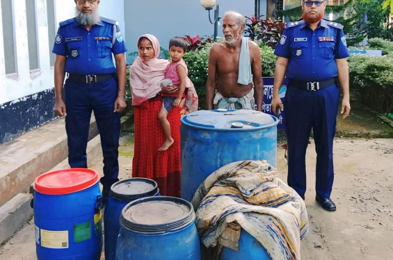 ৩০০ লিটার দেশীয় চোলাই মদসহ দম্পতি গ্রেপ্তার