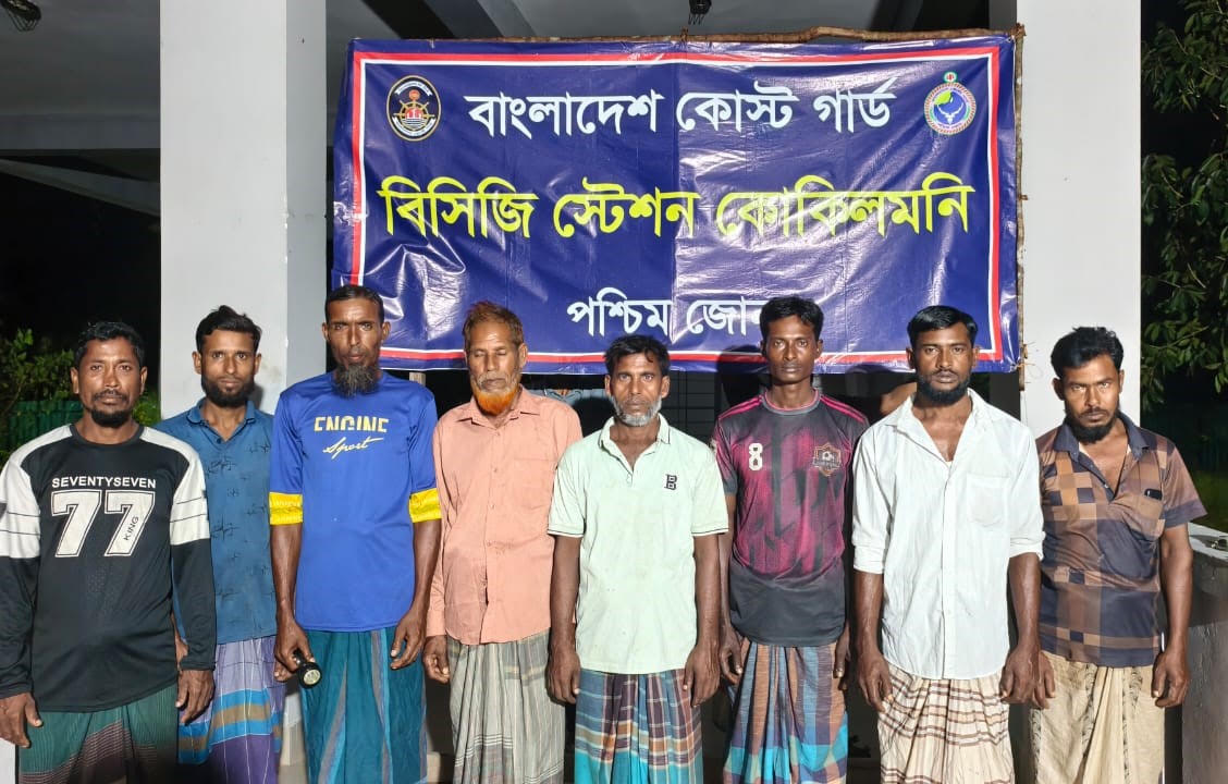গভীর সমুদ্রে বিকল ফিশিং বোট, আট জেলেকে জীবিত উদ্ধার করল কোস্ট গার্ড