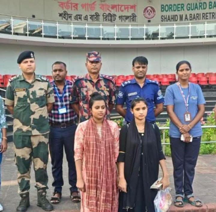ভারত থেকে ফিরে এল দুই তরুণী