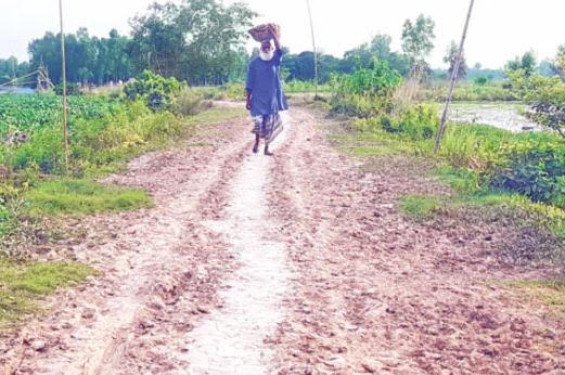 আত্রাইয়ে গ্রাম মানেই কাঁচা রাস্তা। স্বাধীনতার ৫৫ বছরেও এ দৃশ্যের কোনো পরিবর্তন হয়নি