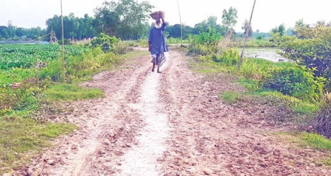 আত্রাইয়ে গ্রাম মানেই কাঁচা রাস্তা। স্বাধীনতার ৫৫ বছরেও এ দৃশ্যের কোনো পরিবর্তন হয়নি