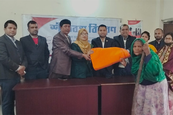 নাটোরে এফএনবি ফেডারেশনের পক্ষ থেকে দুস্থদের মাঝে কম্বল বিতরণ