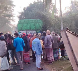 পাবনার সাঁথিয়ায় দাঁড়িয়ে থাকা করিমনে ট্রাকের ধাক্কায় ৩ শ্রমিক নিহত