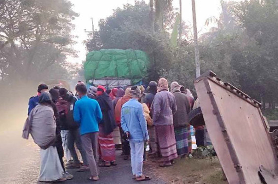 পাবনার সাঁথিয়ায় দাঁড়িয়ে থাকা করিমনে ট্রাকের ধাক্কায় ৩ শ্রমিক নিহত