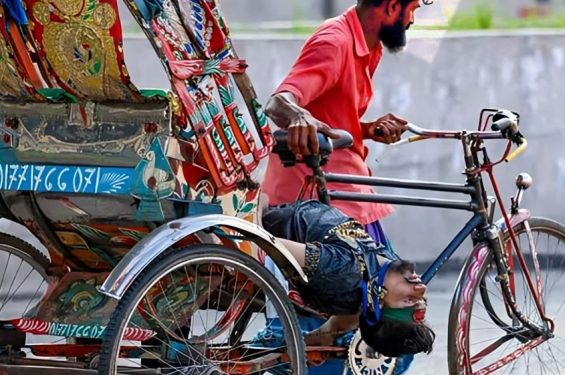 শহীদ নাফিজের দেহ বহনকারী রিকশাটি গণভবন জাদুঘরে