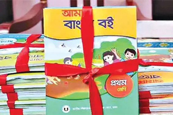 বই না পেয়ে বিষন্ন হয়ে খালি হাতে বাড়ি ফিরেছে বেশিরভাগ শিক্ষার্থীরা