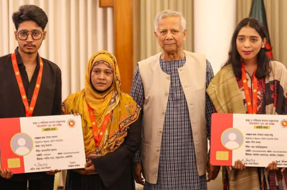 জুলাই গণঅভ্যুত্থানের যোদ্ধাদের জন্য হেলথকার্ড বিতরণ  উদ্বোধন করলেন প্রধান উপদেষ্টা