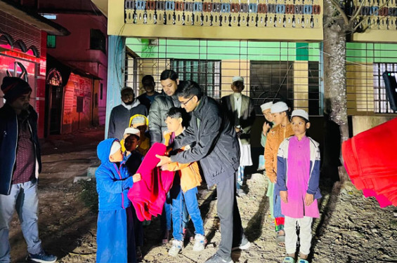 লক্ষ্মীপুরে গভীর রাতে কম্বল নিয়ে এতিমখানায় ইউএনও