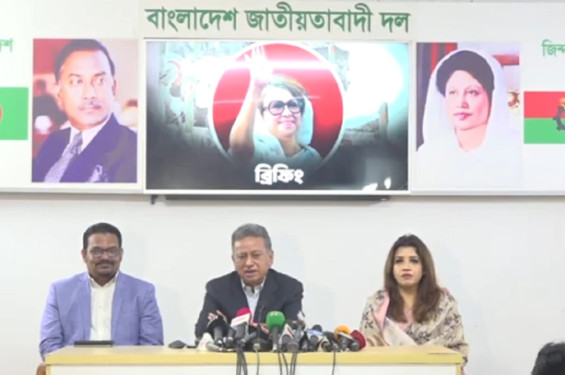 ট্রাম্পকে সামনে রেখে রাজনীতিতে ফেরার চেষ্টা করছে আওয়ামী লীগ: আমীর খসরু