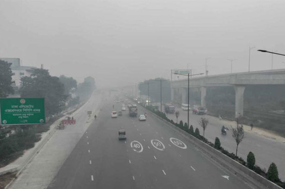 ঘন কুয়াশার চাদরে মোড়ানো রাজধানী
