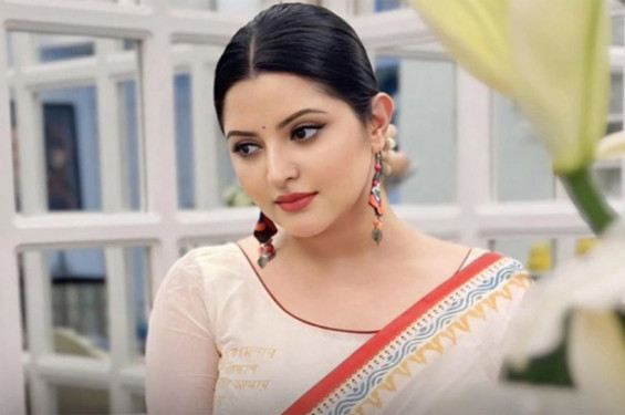 ১৪ সেকেন্ডের ভিডিওতে ঝড় তুললেন পরীমণি