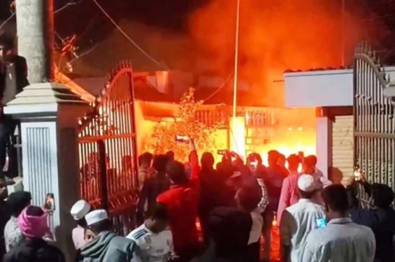 কিশোরগঞ্জে সাবেক রাষ্ট্রপতি আবদুল হামিদের বাড়ি ভাঙচুর-অগ্নিসংযোগ