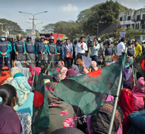 আবারও শাহবাগ অবরোধ সুপারিশপ্রাপ্ত শিক্ষকদের, পুলিশের জলকামান