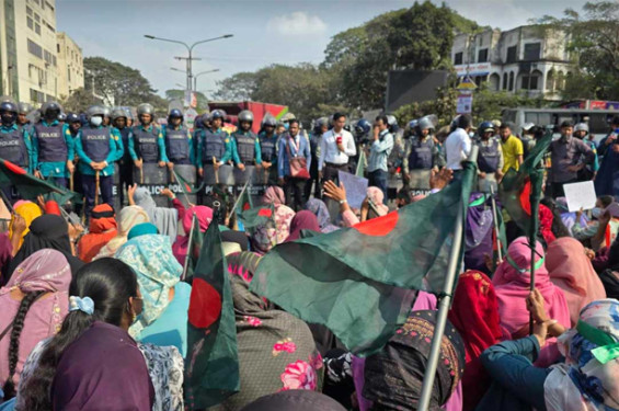 আবারও শাহবাগ অবরোধ সুপারিশপ্রাপ্ত শিক্ষকদের, পুলিশের জলকামান