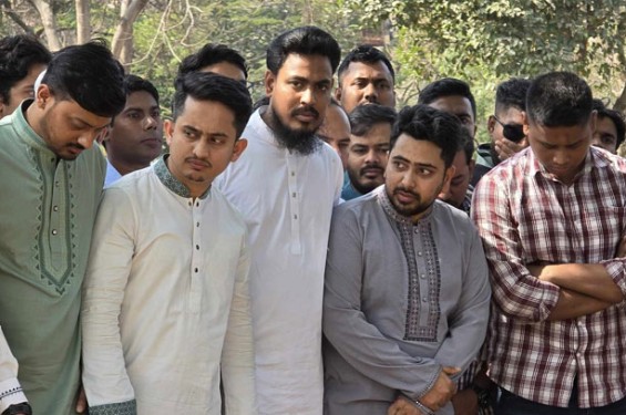 বধ্যভূমিতে ২৪-এর শহীদদের কবর জিয়ারতে নাহিদ-আখতাররা