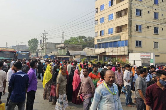 গাজীপুরে সড়ক দুর্ঘটনায় শ্রমিক নিহত, সড়ক অবরোধ ও বিক্ষোভ