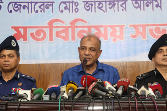পাশের দেশের মিডিয়া মিথ্যা প্রচার করে বেশি : স্বরাষ্ট্র উপদেষ্টা