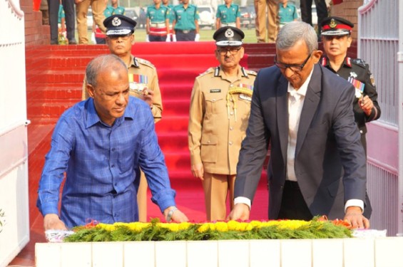 রাজারবাগ পুলিশ স্মৃতিসৌধে স্বরাষ্ট্র উপদেষ্টা, প্রধান উপদেষ্টার বিশেষ সহকারী, আইজিপি ও ডিএমপি কমিশনারের শ্রদ্ধা
