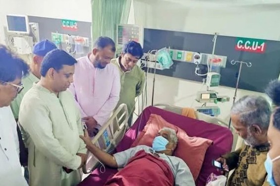 বরকত উল্লাহ বুলু অসুস্থ হয়ে কুমিল্লায় হাসপাতালে ভর্তি