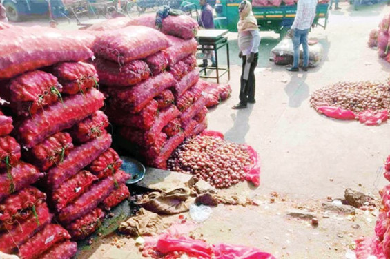 সীমান্তে পচছে ৩০ হাজার টন ভারতীয় পেঁয়াজ