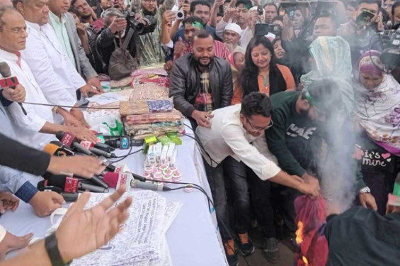 স্ত্রীর শাড়ি পুড়িয়ে ভারতীয় পণ্য বর্জনের আহ্বান রিজভীর