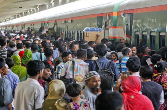 কমলাপুরে ঘরমুখো মানুষের স্রোত