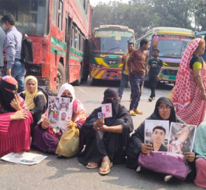 শেখ হাসিনার বিচারের দাবিতে শাহবাগ অবরোধ