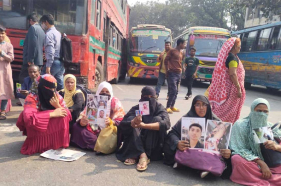 শেখ হাসিনার বিচারের দাবিতে শাহবাগ অবরোধ