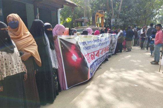 ফেনীর ফাজিলপুরে মাদক, সন্ত্রাস ও চাঁদাবাজির বিরুদ্ধে এলাকাবাসীর মানববন্ধন