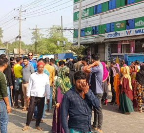 গাজীপুরে বকেয়া বেতনের দাবিতে শ্রমিকদের বিক্ষোভ