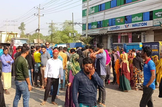গাজীপুরে বকেয়া বেতনের দাবিতে শ্রমিকদের বিক্ষোভ