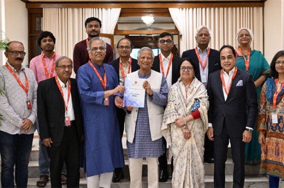প্রধান উপদেষ্টার কাছে গণমাধ্যম সংস্কার কমিশনের প্রতিবেদন হস্তান্তর