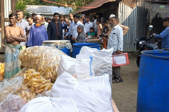 শরীয়তপুরে ৫০ বস্তা ভেজাল শিশুখাদ্য, রাসায়নিক ও ১৪০ কেজি পলিথিনসহ নকল মোড়ক জব্দ