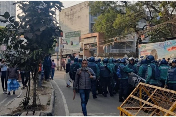 বকশীবাজারের সড়ক থেকে সরে গেছেন শিক্ষার্থীরা