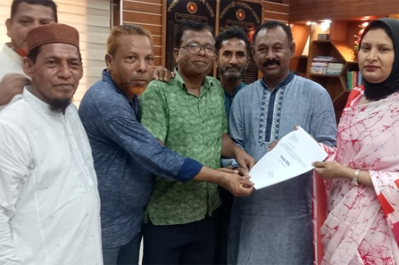তিন দফা দাবিতে প্রাথমিকের শিক্ষকবৃন্দের প্রধান উপদেষ্টা বরাবর স্মারকলিপি প্রদান