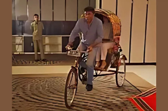 ঢাকায় স্ত্রীকে নিয়ে রিকশা চালালেন পাকিস্তানের হাইকমিশনার