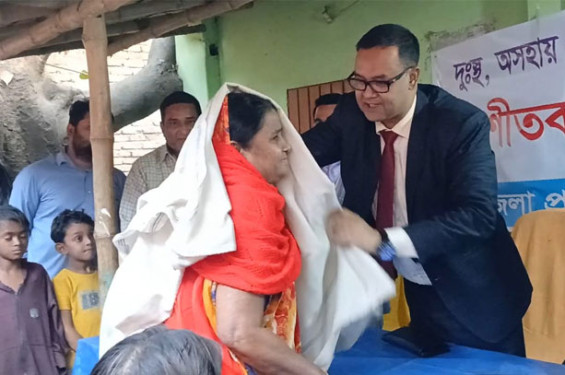নওগাঁয় হরিজন পল্লীতে জেলা প্রশাসনের শীতবস্ত্র বিতরণ