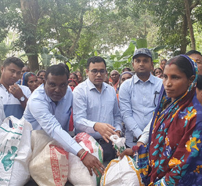 মৌলভীবাজারে এনটিসির চা বাগানের শ্রমিকদের মধ্যে জিআর এর চাল বিতরণ