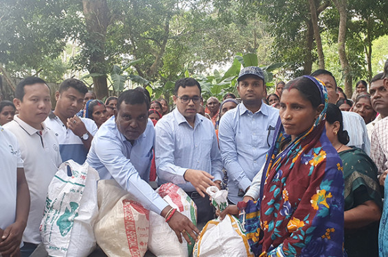 মৌলভীবাজারে এনটিসির চা বাগানের শ্রমিকদের মধ্যে জিআর এর চাল বিতরণ