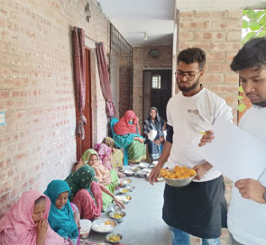 বৃদ্ধাশ্রমের মায়েদের মুখে “দুই টাকায় হাসি” ফোটালো প্রগতি স্বেচ্ছাসেবী সংগঠন